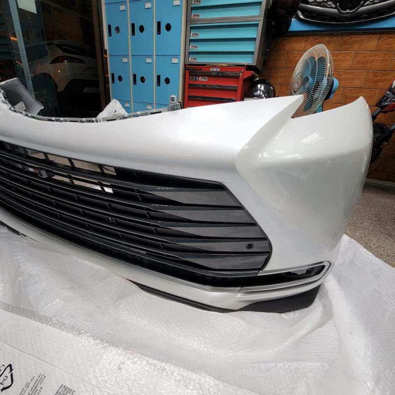 2022 SIENNA 原廠前保桿如圖已經烤089珍珠白