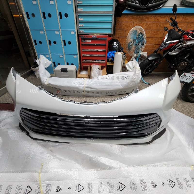 2022 SIENNA 原廠前保桿如圖已經烤089珍珠白