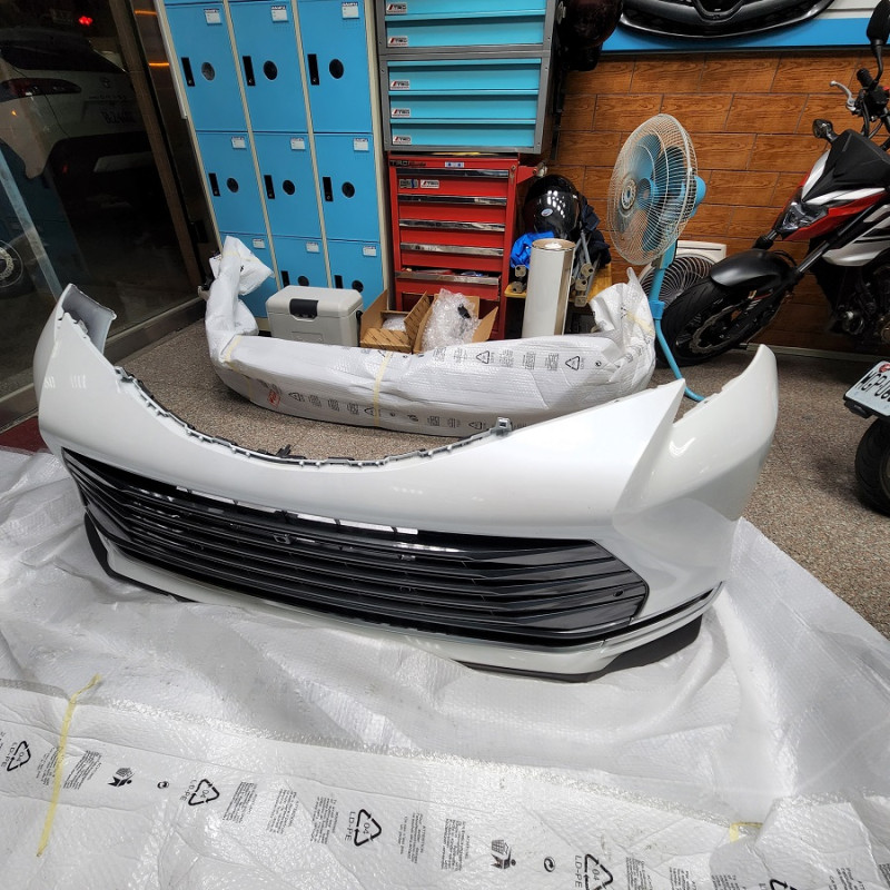 2022 SIENNA 原廠前保桿如圖已經烤089珍珠白