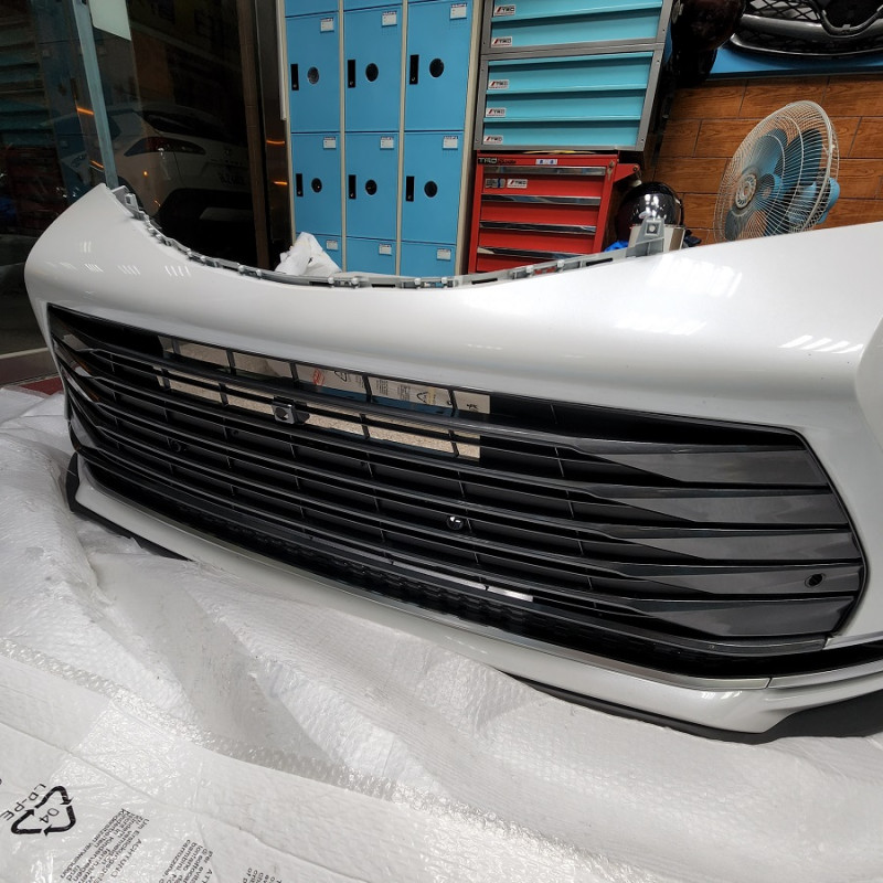 2022 SIENNA 原廠前保桿如圖已經烤089珍珠白