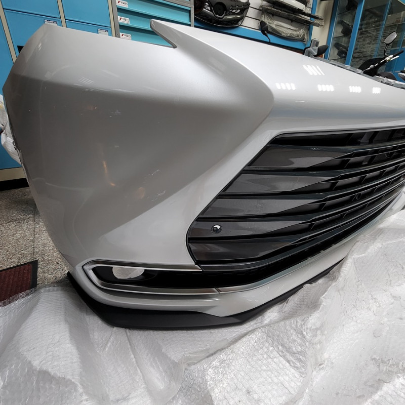 2022 SIENNA 原廠前保桿如圖已經烤089珍珠白